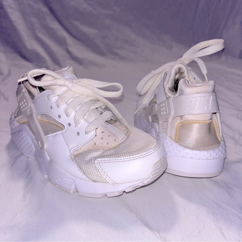 Nike Air Huarache Triple White Kid Shoes 4Y Model 654275-110 Pre Loved With Care